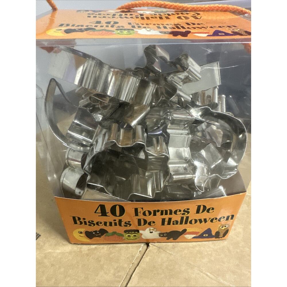HALLOWEEN COOKIE‎ CUTTERS – 40 SHAPES W/CARRIER CONTAINER –